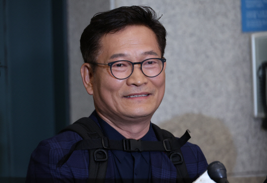 입장 표명하는 송영길 전 대표      (영종도=연합뉴스) 김도훈 기자 = 송영길 전 더불어민주당 대표가 24일 오후 인천국제공항 제1여객터미널을 통해 귀국해 발언하고 있다.      송 전 대표는 22일(현지시간) 프랑스 파리에서 2021년 전당대회 돈 봉투 의혹과 관련해 탈당 의사를 밝힌 뒤 조기 귀국했다. 2023.4.24 [공동취재]      superdoo82@yna.co.kr  (끝)